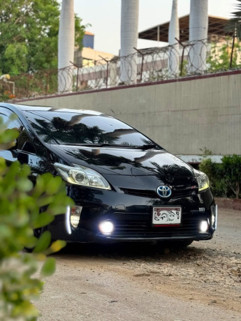 toyota-prius-alpha-g-big-6