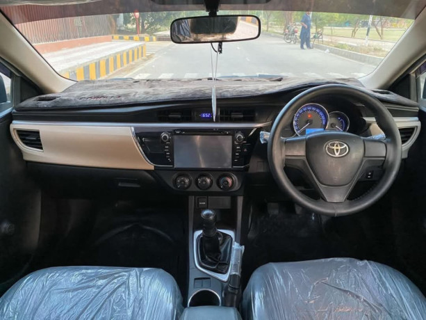 toyota-corolla-altis-x-manual-16-big-13