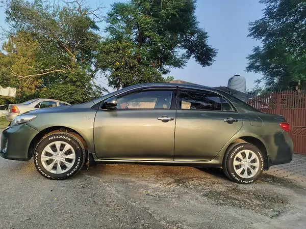 toyota-corolla-gli-2012-big-3