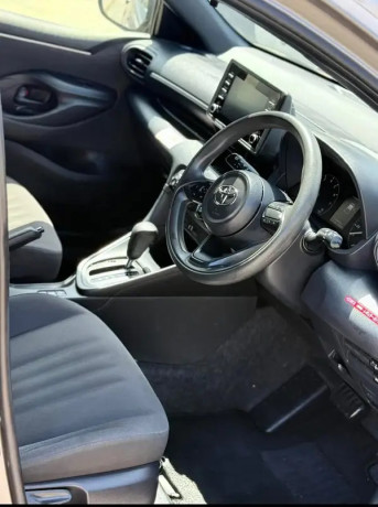 toyota-yaris-hatchback-x-2022-big-1