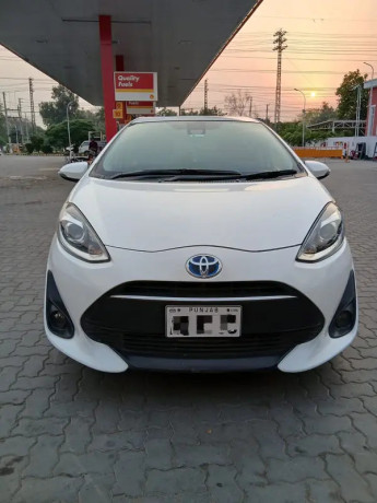 toyota-aqua-2017-big-0