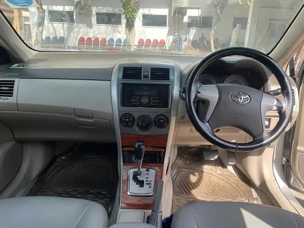toyota-corolla-altis-2010-big-2