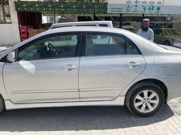 toyota-corolla-altis-2010-big-9
