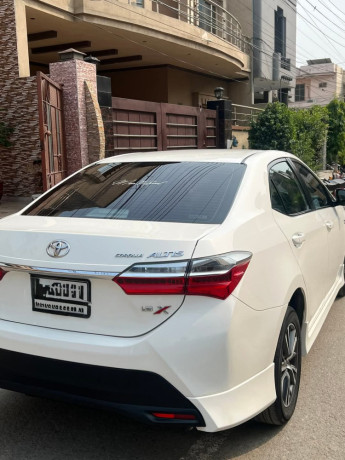 toyota-corolla-altis-x-manual-16-big-0