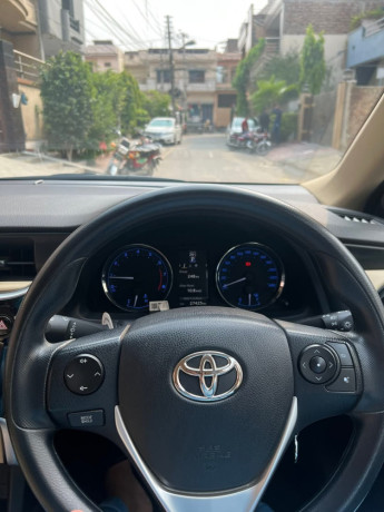 toyota-corolla-altis-x-manual-16-big-8