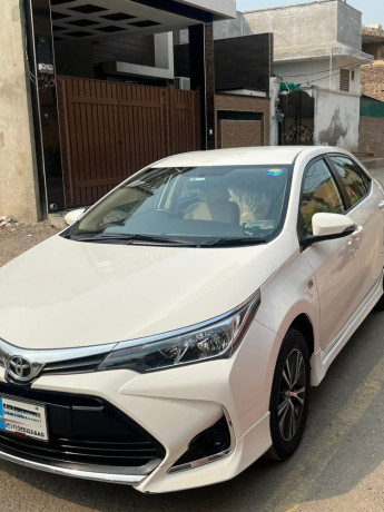 toyota-corolla-altis-x-manual-16-big-4