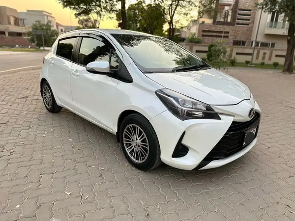 toyota-vitz-f-13-big-2