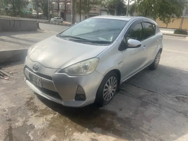 toyota-aqua-201216-geniun-condition-big-1