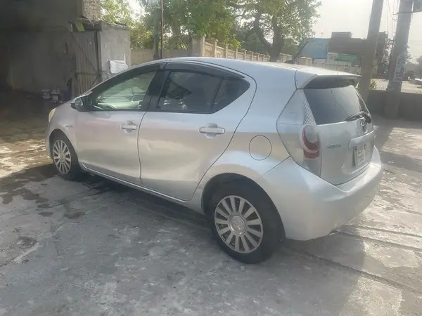 toyota-aqua-201216-geniun-condition-big-3