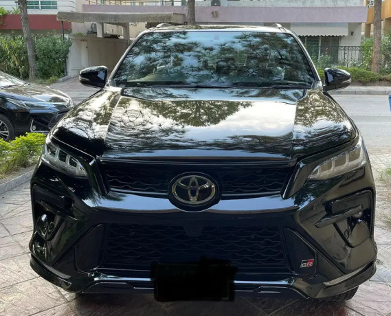 toyota-fortuner-gr-s-2025-big-0