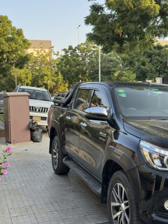 toyota-hilux-revo-v-automatic-28-big-2
