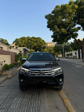 toyota-hilux-revo-v-automatic-28-big-0