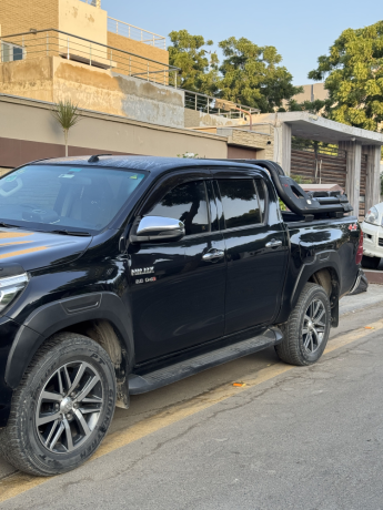 toyota-hilux-revo-v-automatic-28-big-1