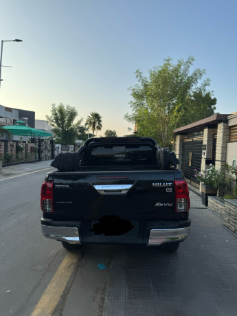 toyota-hilux-revo-v-automatic-28-big-3