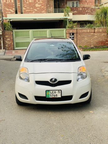 toyota-vitz-10f-safety-edition-iii-big-0