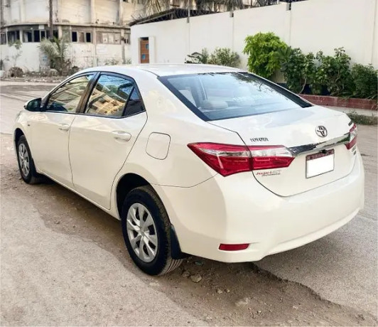 toyota-corolla-gli-2017automatic-white-big-11