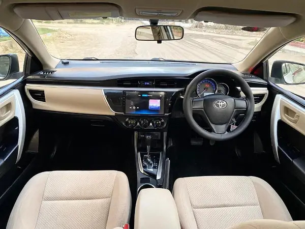 toyota-corolla-gli-2017automatic-white-big-4