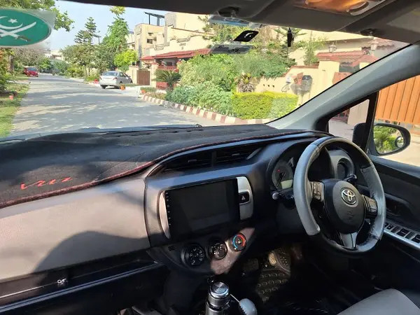 toyota-vitz-2015-big-3