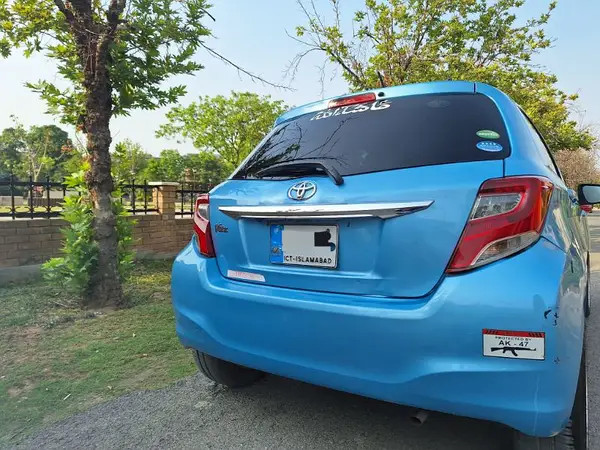 toyota-vitz-2015-big-6