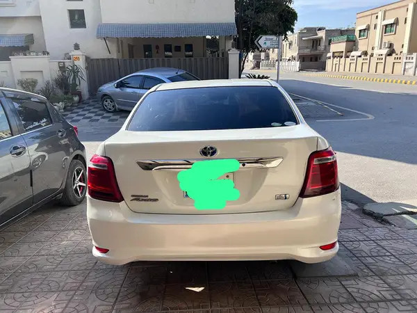 toyota-corolla-axio-20142016-hybrid-big-9