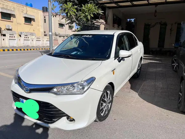 toyota-corolla-axio-20142016-hybrid-big-1
