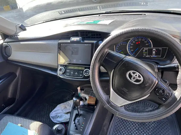 toyota-corolla-axio-20142016-hybrid-big-5