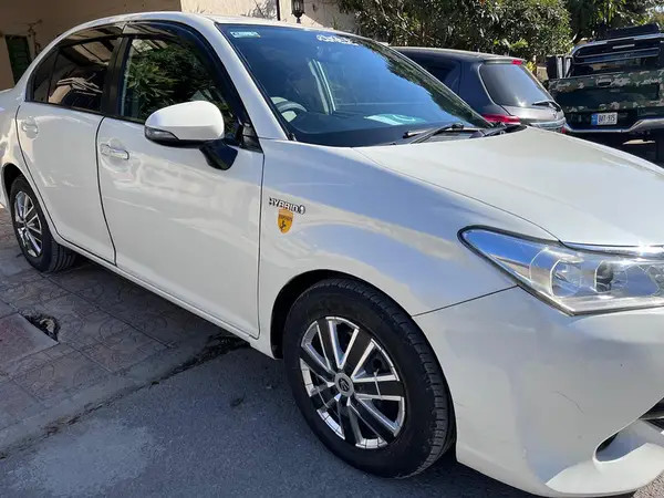 toyota-corolla-axio-20142016-hybrid-big-7