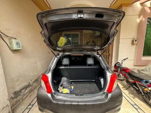 toyota-vitz-2011-2014-big-4