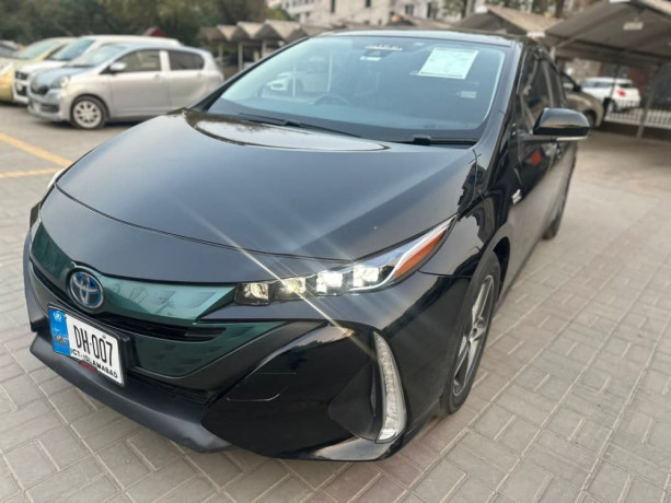 toyota-prius-alpha-g-big-1