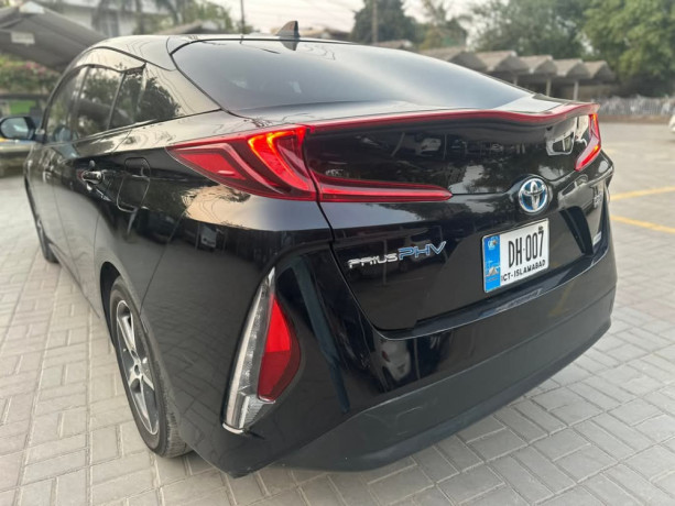 toyota-prius-alpha-g-big-7