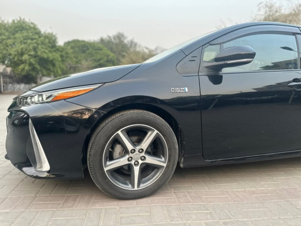 toyota-prius-alpha-g-big-4