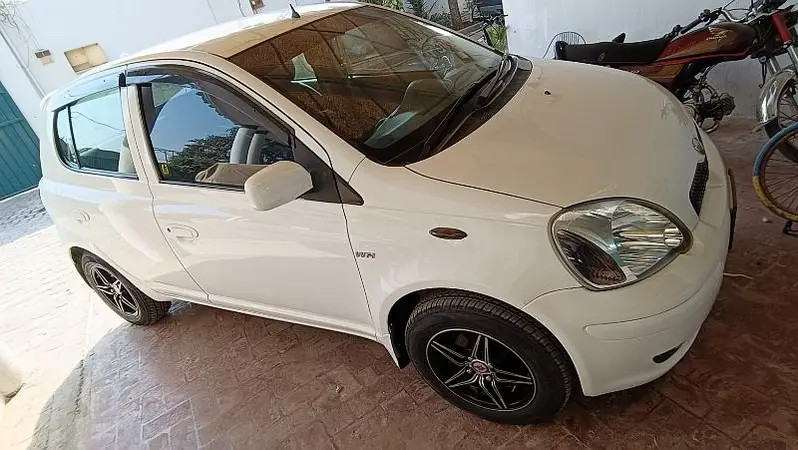 toyota-vitz-2014-big-5