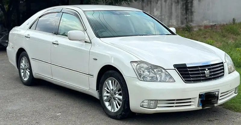toyota-crown-royal-saloon-2004-big-1