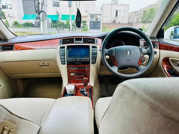 toyota-crown-royal-saloon-2004-big-2