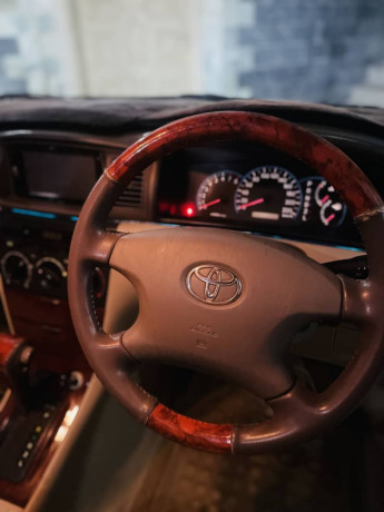 toyota-corolla-saloon-auto-big-6