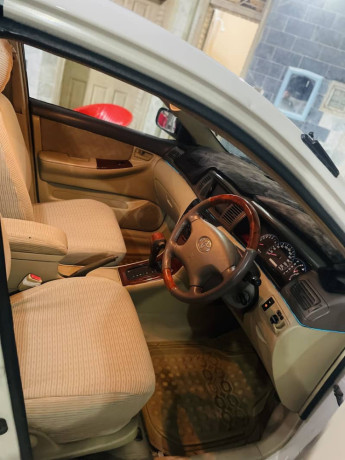 toyota-corolla-saloon-auto-big-2