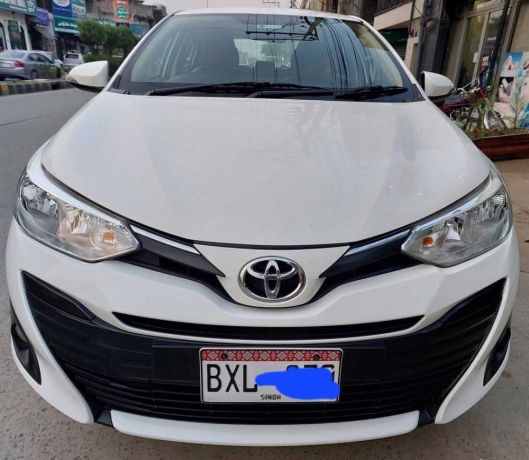 toyota-yaris-sedan-ativ-mt-13-big-0