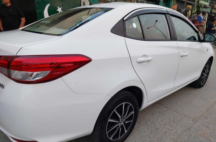 toyota-yaris-sedan-ativ-mt-13-big-7