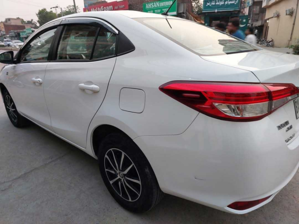 toyota-yaris-sedan-ativ-mt-13-big-5