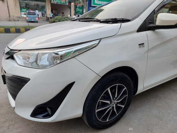 toyota-yaris-sedan-ativ-mt-13-big-3