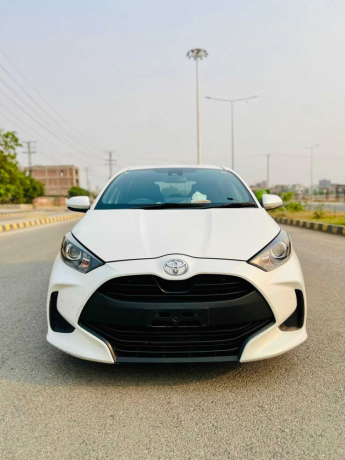 toyota-yaris-hatchback-g-10-big-0