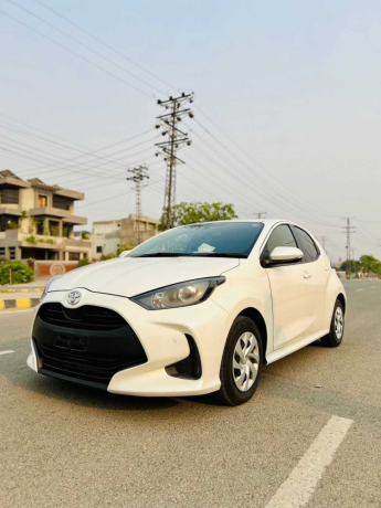 toyota-yaris-hatchback-g-10-big-2