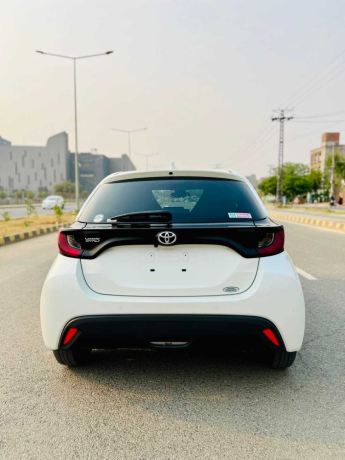 toyota-yaris-hatchback-g-10-big-4