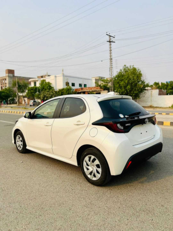 toyota-yaris-hatchback-g-10-big-3