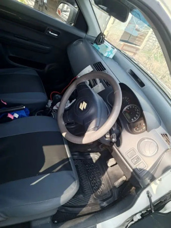 suzuki-swift-dlx-2011-big-2
