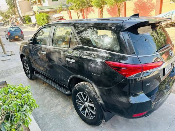 toyota-fortuner-27-v-big-4