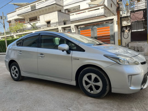 toyota-prius-alpha-g-big-3