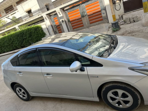 toyota-prius-alpha-g-big-4