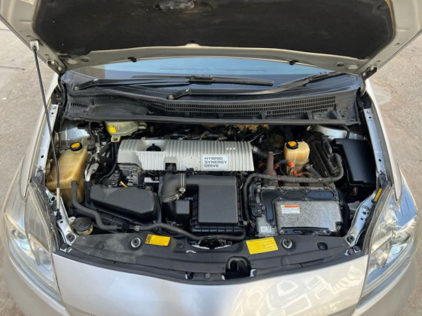 toyota-prius-alpha-g-big-8