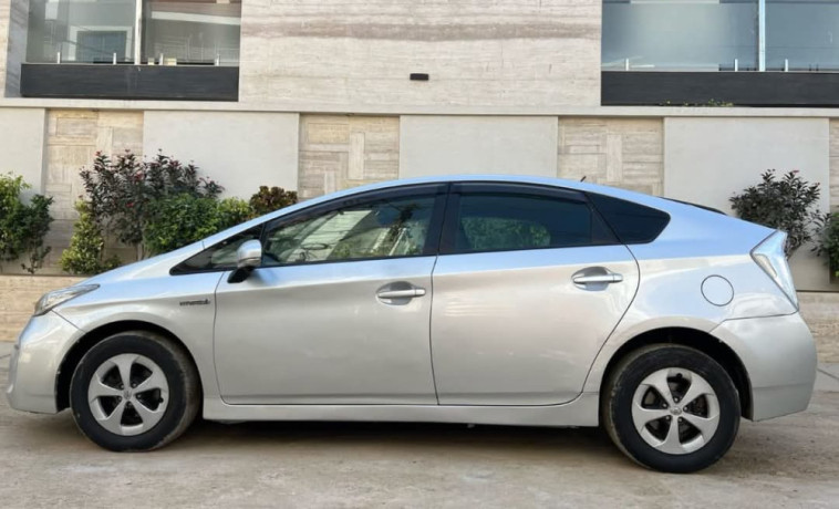 toyota-prius-alpha-g-big-12